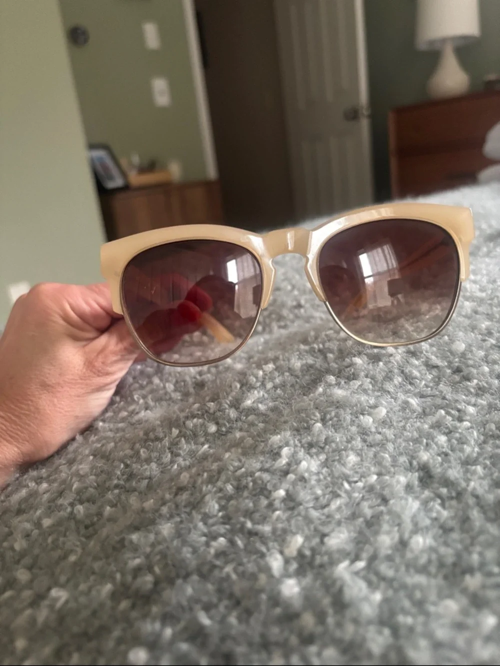 Wildfox Cream Frame Sunglasses with Brown Gradient Lenses with case - Picture 6 of 10